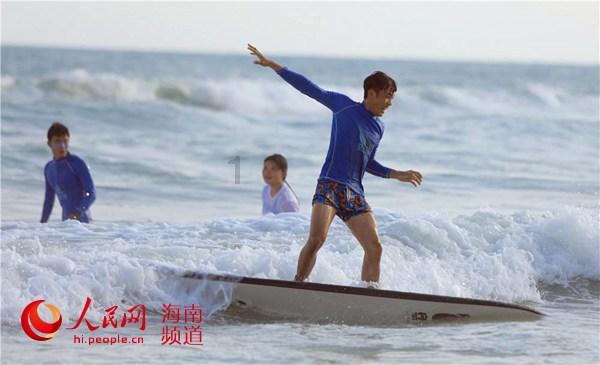 赛博越野旅行车闪现西安街头