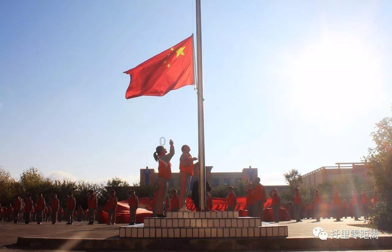 吴建豪亲自操刀,周星驰离子烫新造型引热议,网友:妩媚动人