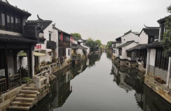 做唱跳偶像是一件很难的事吗？你怎么看？